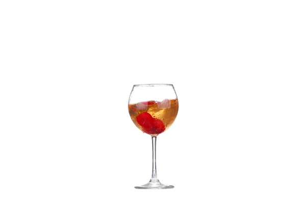 Fraise simple éclaboussant dans un verre de vin — Photo