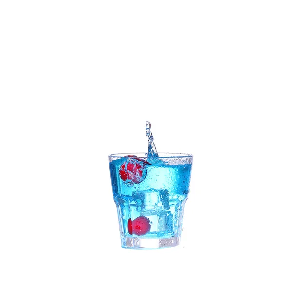 Cocktail azul com salpicos de cereja no branco — Fotografia de Stock