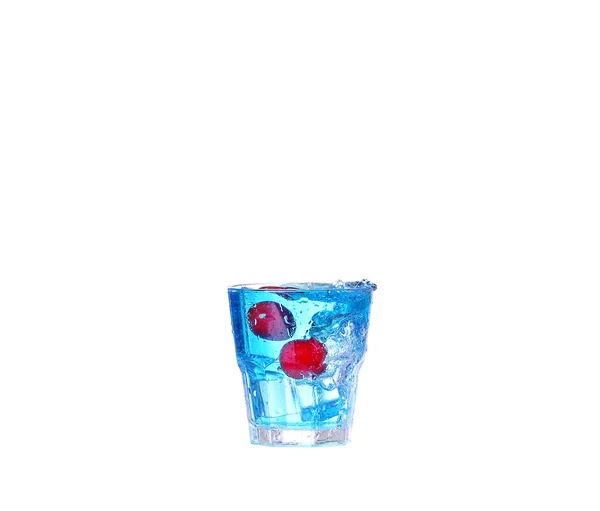 Cocktail blu con spruzzi di ciliegia sul bianco — Foto Stock
