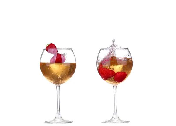 Collage Fraise simple éclaboussant dans un verre de vin — Photo