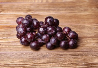 Ahşap masa arka plan üzerinde kırmızı üzüm