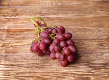 Ahşap masa arka plan üzerinde kırmızı üzüm