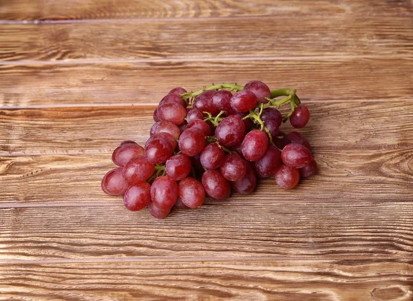 Red grapes on wooden table background — Stock Photo, Image