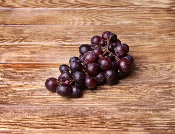 Red grapes on wooden table background — Stock Photo, Image