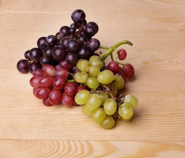Druiven op een houten tafel — Stockfoto
