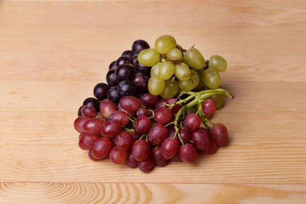 Grapes on a wooden table — Stock Photo, Image