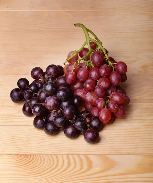 Grapes on a wooden table — Stock Photo, Image