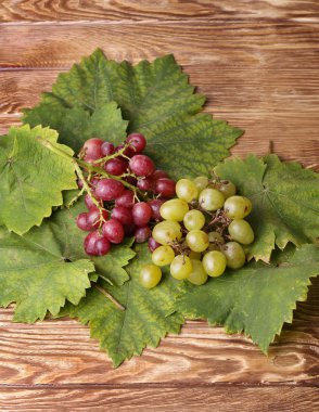 Tahta bir masada bir demet üzüm..