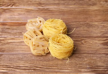 makarna bir ahşap üzerine