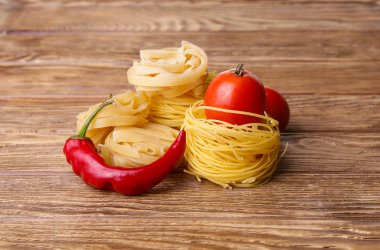 Makarna makarna erişte chili biber ve domates ahşap tablo
