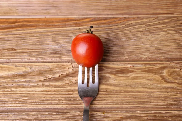 Tomates maduros vermelhos e um círculo de madeira na velha placa rachada cinza — Fotografia de Stock