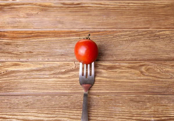 Grupo de uvas em uma mesa de madeira. — Fotografia de Stock