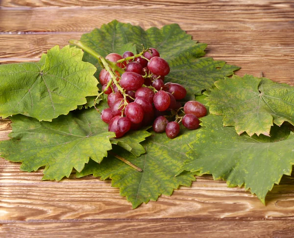 Bunch of grapes on a wooden table. — Stock Photo, Image