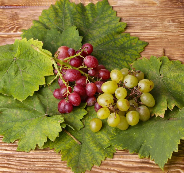 Bunch of grapes on a wooden table. — Stock Photo, Image
