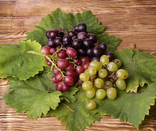 Bunch of grapes on a wooden table. — Stock Photo, Image
