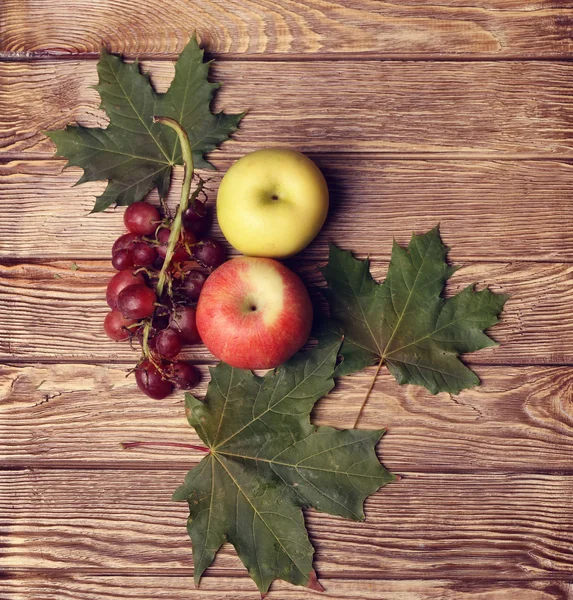 Яблоки, виноград и листья на дереве — стоковое фото
