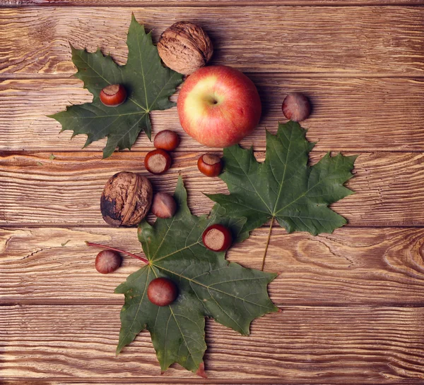 Bouteille de vin, verre, feuilles, bois — Photo