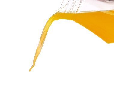 Portakal suyu bardağa dökülüyor.