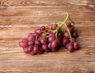 Ahşap masa arka plan üzerinde kırmızı üzüm