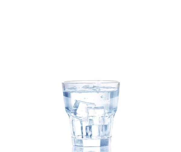 Verser l'eau du pichet en verre sur fond blanc — Photo