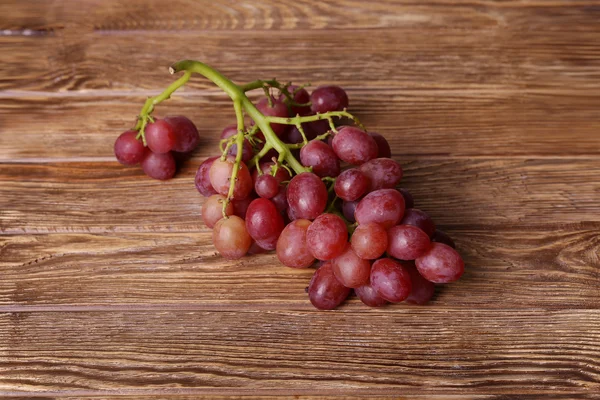 Red grapes on wooden table background — Stock Photo, Image