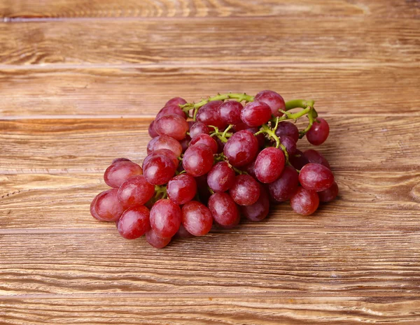 Red grapes on wooden table background — Stock Photo, Image
