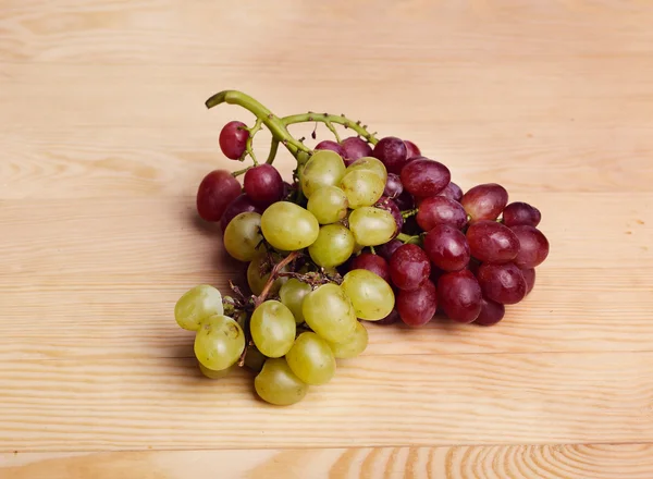 Grapes on a wooden table — Stock Photo, Image