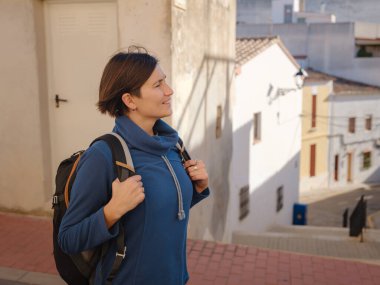 İspanya 'nın Alicante eyaletinin büyüleyici dar sokaklarında gezinen, tarihi Akdeniz mimarisi ile çevrili, barışçıl atmosfer ve kültürel ortamın tadını çıkaran genç bir kadın..
