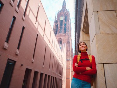 Turist kadın, tarihi caddelerini, güzel mimarisini ve kültürel yapısını keşfetmek için eski Frankfurt kasabasında geziniyor..