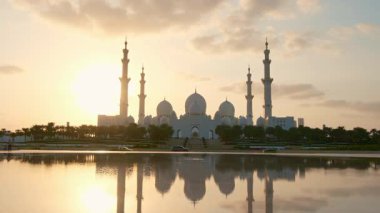 Abu Dabi 'deki Şeyh Zayed Camii. Büyük mimari, karmaşık mermer detaylar, dingin atmosfer onu BAE 'deki İslam kültürünün ve ruhaniliğin olağanüstü bir sembolü yapıyor..
