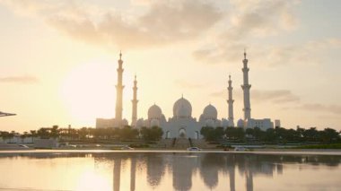 Abu Dabi 'deki Şeyh Zayed Camii. Büyük mimari, karmaşık mermer detaylar, dingin atmosfer onu BAE 'deki İslam kültürünün ve ruhaniliğin olağanüstü bir sembolü yapıyor..