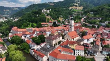 Wolfsberg 'in şehir merkezini, kilise kulelerini, yeşil tepeleri, katmanlı vadileri, ılık ışığı, pürüzsüz insansız hava aracı uçuşlarını, Avrupa' nın atmosferik küçük kasaba manzarasını gösteren yaz görüntüleri.