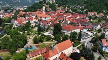 Wolfsberg 'in şehir merkezini, kilise kulelerini, yeşil tepeleri, katmanlı vadileri, ılık ışığı, pürüzsüz insansız hava aracı uçuşlarını, Avrupa' nın atmosferik küçük kasaba manzarasını gösteren yaz görüntüleri.