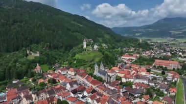 Yaz insansız hava aracı görüntüleri ortaçağ Friesach 'ını gösteriyor, eski güçlendirilmiş duvarlar, çatılar, kuleler, tepeler, sakin atmosfer, sıcak gün ışığı, hafif sinematik hareket