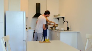 Bir çift, akşam yemeği ya da öğle yemeğinden önce birlikte ev yapımı öğle yemeği yiyor. Samimi bir zaman için hazırlanılıyor