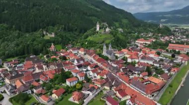 Yaz insansız hava aracı görüntüleri ortaçağ Friesach 'ını gösteriyor, eski güçlendirilmiş duvarlar, çatılar, kuleler, tepeler, sakin atmosfer, sıcak gün ışığı, hafif sinematik hareket