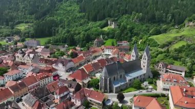 Yaz insansız hava aracı görüntüleri ortaçağ Friesach 'ını gösteriyor, eski güçlendirilmiş duvarlar, çatılar, kuleler, tepeler, sakin atmosfer, sıcak gün ışığı, hafif sinematik hareket