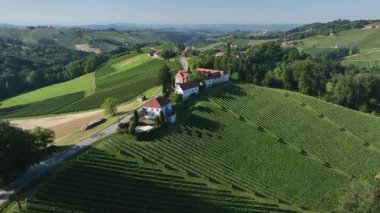 Yaz insansız hava aracı görüntüleri, Styria üzüm bağlarının gün batımında parladığını, yeşil sıralarla kaplı tepeleri, sıcak atmosferi, sakin manzarayı, şarap ülkesinin sessiz güzelliğini yakaladığını gösteriyor..