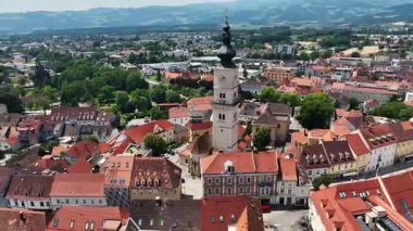 Wolfsberg 'in şehir merkezini, kilise kulelerini, yeşil tepeleri, katmanlı vadileri, ılık ışığı, pürüzsüz insansız hava aracı uçuşlarını, Avrupa' nın atmosferik küçük kasaba manzarasını gösteren yaz görüntüleri.