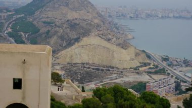 İspanya, Alicante 'ye bakan Santa Barbara Kalesi Castillo de Santa Barbara manzaralı. Çarpıcı manzara Akdeniz kıyı şeridi, şehir manzarası, tarihi mimari ve doğa içerir..