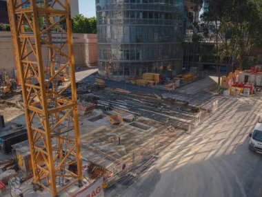 Viyana, Avusturya - 27 Temmuz 2023: Avusturya Merkezi ve BM binası yakınlarındaki alanlardan birinde inşaatçılarla birlikte inşaat sahası