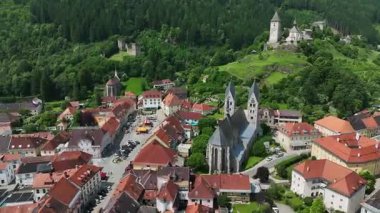 Yaz insansız hava aracı görüntüleri ortaçağ Friesach 'ını gösteriyor, eski güçlendirilmiş duvarlar, çatılar, kuleler, tepeler, sakin atmosfer, sıcak gün ışığı, hafif sinematik hareket