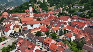 Wolfsberg 'in şehir merkezini, kilise kulelerini, yeşil tepeleri, katmanlı vadileri, ılık ışığı, pürüzsüz insansız hava aracı uçuşlarını, Avrupa' nın atmosferik küçük kasaba manzarasını gösteren yaz görüntüleri.