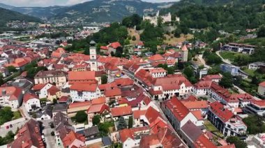 Wolfsberg 'in şehir merkezini, kilise kulelerini, yeşil tepeleri, katmanlı vadileri, ılık ışığı, pürüzsüz insansız hava aracı uçuşlarını, Avrupa' nın atmosferik küçük kasaba manzarasını gösteren yaz görüntüleri.