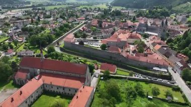 Yaz insansız hava aracı görüntüleri ortaçağ Friesach 'ını gösteriyor, eski güçlendirilmiş duvarlar, çatılar, kuleler, tepeler, sakin atmosfer, sıcak gün ışığı, hafif sinematik hareket