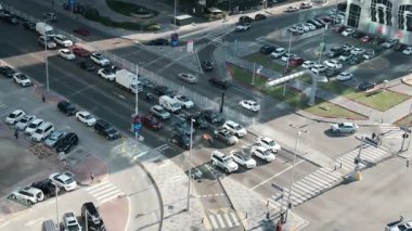 Abu Dabi, BAE -10 Ocak 2024: Otoyoldaki Şehir Trafiğinin Havadan Yukarıdan Aşağı Görünümü. Orta Doğu 'daki verimliliği ve hızlı gelişimi yansıtan bir sahne..