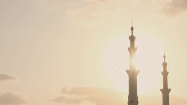 Abu Dabi 'deki Şeyh Zayed Camii. Büyük mimari, karmaşık mermer detaylar, dingin atmosfer onu BAE 'deki İslam kültürünün ve ruhaniliğin olağanüstü bir sembolü yapıyor..