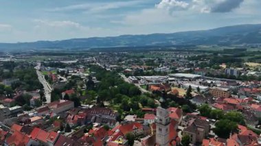 Wolfsberg 'in şehir merkezini, kilise kulelerini, yeşil tepeleri, katmanlı vadileri, ılık ışığı, pürüzsüz insansız hava aracı uçuşlarını, Avrupa' nın atmosferik küçük kasaba manzarasını gösteren yaz görüntüleri.