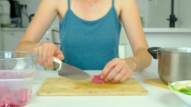 Kadın geleneksel gulaş için sebze keser, rahat mutfak havası, otantik ev yapımı yemek, özenle hazırlanmış yemek.