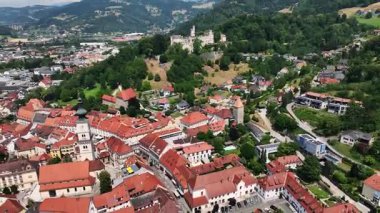 Wolfsberg 'in şehir merkezini, kilise kulelerini, yeşil tepeleri, katmanlı vadileri, ılık ışığı, pürüzsüz insansız hava aracı uçuşlarını, Avrupa' nın atmosferik küçük kasaba manzarasını gösteren yaz görüntüleri.